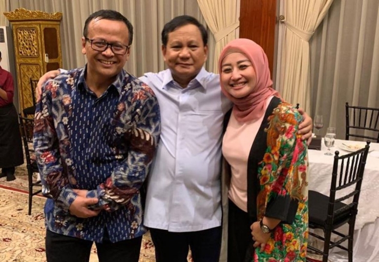 Prabowo Subianto diapit Edhy Prabowo dan Iis Rosita Dewa (Foto: jurnal gaya/Instagram @iisedhyprabowo)