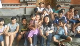 ket.foto: mengajak cucu cucu kami  berkunjung ke Panti asuhan anak yatim piatu di Denpasar/dokpri