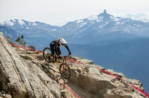 Aksi Para Downhill Rider di Whistler Mountain | Source Facebook Whistler Blackcomb