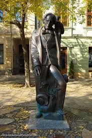 Patung Hans Christian Andersen, yang dikelilingi berbagai karakter dongeng ciptaannya. Sumber: Littlebirdrtw.com