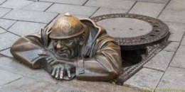 Patung Cumil yang terkenal, konon bisa mendapatkan keberuntungan bila mengelus kepalanya. Sumber: statues.vanderkrogt.net