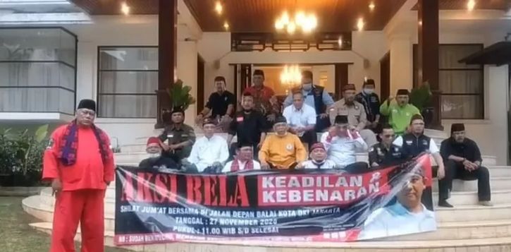 Aksi ormas pendukung Gubernur Anies Baswedan yang siap pasang badan, 27/11/2020 (okezone.com).
