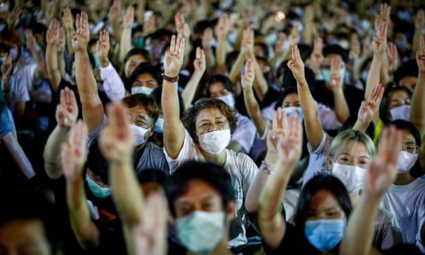 Salut tiga jari | Foto ini milik Diego Azubel/Reuters diambil dari The Guardian
