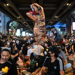Hadirnya dinosaurus di tengah-tengah demonstran Thailand| Foto ini milik Sirachai Arunrugstichai/Getty Images diambil dari The Guardian