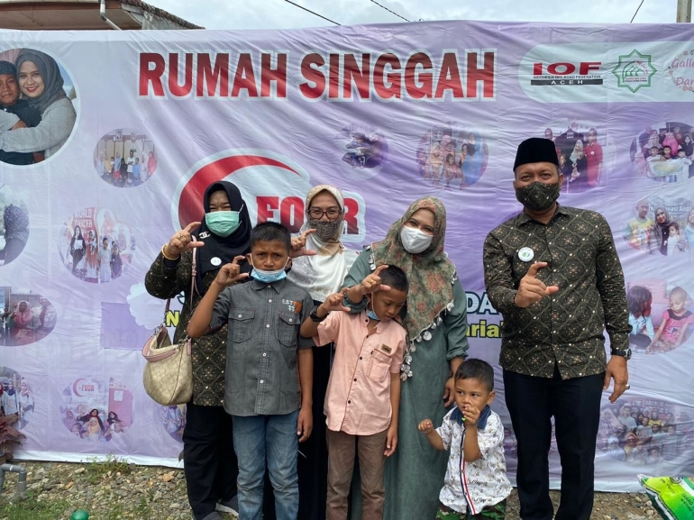 Foto bersama Kepala BPJAMSOSTEK Banda Aceh bersama anak dan relawan C-Four, Istimewa