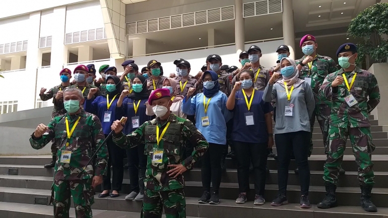 Baris depan, dari kiri ke kanan: Mayjen TNI Tugas Ratmono dan Letkol Laut Muhammad Arifin. Kedua petinggi RSDC Wisma Atlet tersebut senantiasa saling menyemangati para tenaga kesehatan dari TNI, Polri, dan sipil. Foto: isson khairul