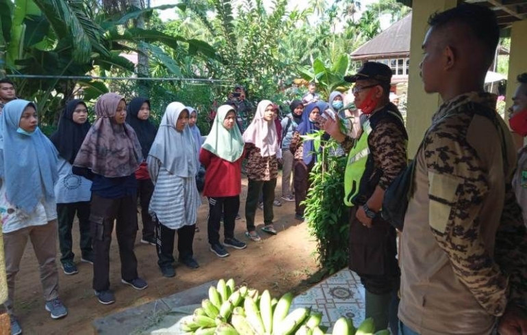 Sebelum Abdimas, Ketua Kwarcab 0305 Gerakan Pramuka Padang Pariaman memimpin jalannya apel kesiapan untuk kegiatan kemanusiaan. (foto dok dewiwarman)