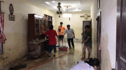 Bersih-bersih rumah dari genangan sisa banjir di Kp. Lalang, Medan, Sabtu (5/12/2020). (Dok. pribadi)