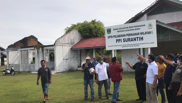Calon gubernur Sumbar nomor urut 3, Fakhrizal sambangi pembangunan PPI Surantih yang mangkrak selama 15 tahun. (Foto: TimSes Fage)