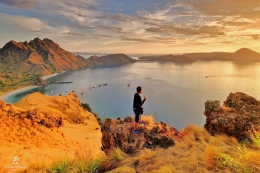 Menyambut sunrise di atas Pulau Padar. Sumber: koleksi pribadi
