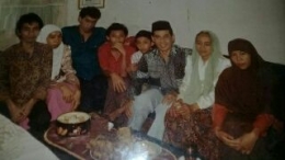 Ibuku (Ulya binti Sayuti) nomor dua dari kanan (berkerudung dan berkebaya) dan aku no. 5 dari kanan (berbaju merah)/Foto: Dokpri
