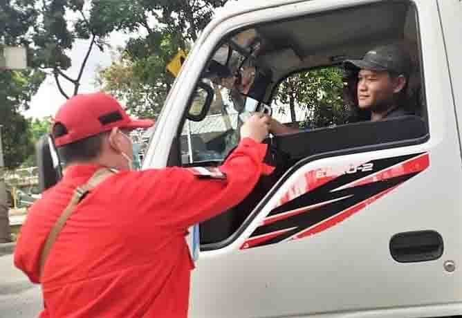 Ketua PAC Gropet Franki Hutagaol membagi masker kepada pengendara mobil. Foto (PAC Gropet)