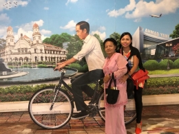 Bersama ibu, aku gonceng sepeda pak Jokowi di bandara (dok. Gana)