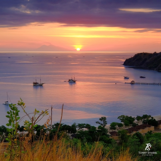 Sunset dari atas Bukit Sylvia, Labuan Bajo. Sumber: koleksi pribadi