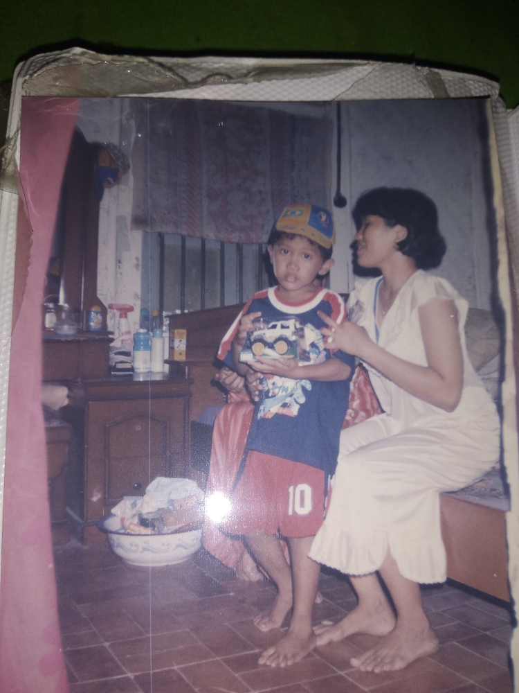 Fotoku Sewaktu Umur 5 Tahun Bersama Ibu Tercinta (Dokumentasi Pribadi)