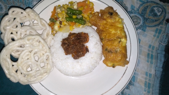 Menikmati Sambel Ikan Asin Peda dengan nasi putih, telur dadar, oseng aneka sayur dan krupuk. Hmmm lezatnya (dok.pri)
