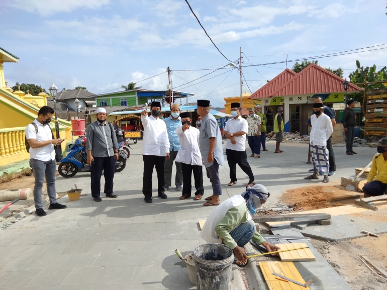 Gubernur Kepri Isdianto meninjau pembenahan jalan di Pulau Penyengat. Foto: Ihsan