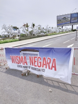 Spanduk bertuliskan Wisma Negara yang terpampang di pagar depan pintu masuk Kawasan CPI kota Makassar/Ft:Mahaji Noesa