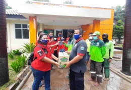 Selain pembagian masker, PAC Kembangan juga menyerahkan bantuan sembako kepada petugas TPU Tegal Alur. Foto (PAC Kembangan)