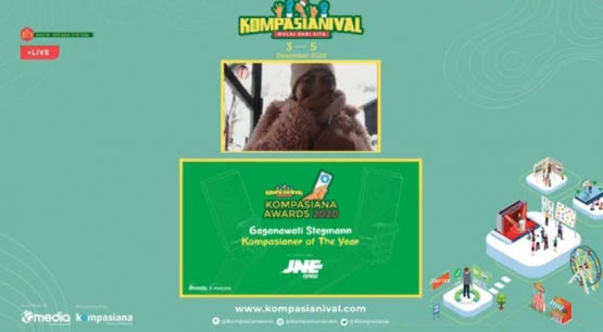 Bu Gana menjadi pemenang anugerah Kompasianer of The Year 2020. Gambar: Youtube/Kompasiana