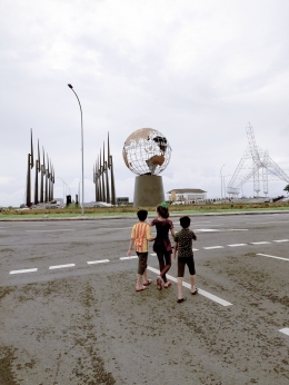 Tugu Bola Dunia di Kawasan CPI kota Makassar dengan latar Jembatan Phinisi (kiri) ke arah lokasi milik pengembang, Gedung Serba Guna dan Jembatan ke arah lokasi milik Pemprov Sulsel/Ft: Mahaji Noesa