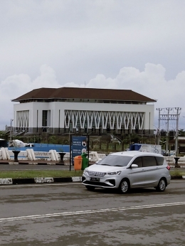 Inilah Gedung Serba Guna yang sering disebut sebagai Wisma Negara di Kawasan CPI kota Makassar/Ft: Mahaji Noesa