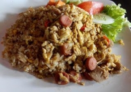 Dari majalah Femina, koran Jawa Pos,dan buku resep Gramedia, aku mulai tahu nasi goreng itu beragam (dokpri)