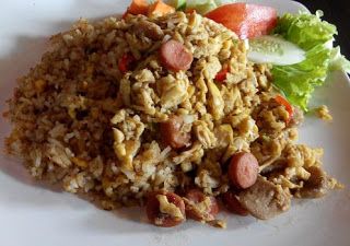 Dari majalah Femina, koran Jawa Pos,dan buku resep Gramedia, aku mulai tahu nasi goreng itu beragam (dokpri)