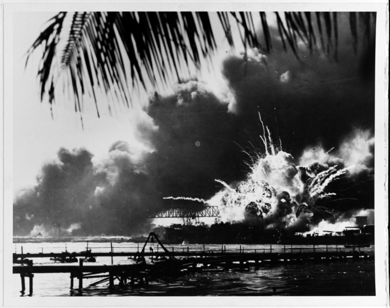 Penyerangan Pearl Harbor. (Naval History and Heritage Command)