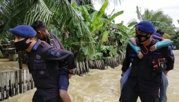 Personil Brimob bantu masyarakat terdampak banjir( dok humas brimob aramiah)