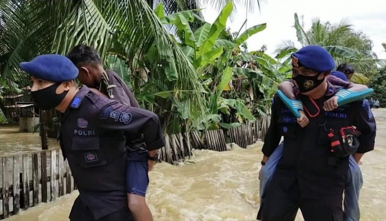 Personil Brimob bantu masyarakat terdampak banjir( dok humas brimob aramiah)