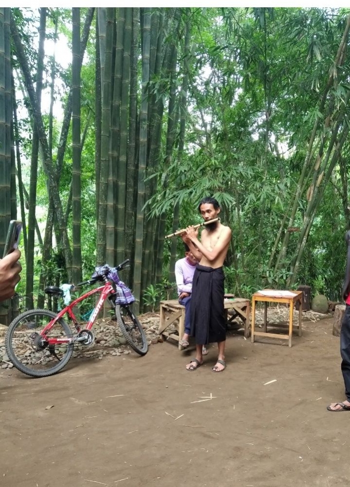 Punggawa situs sedang meniup seruling. Foto dokpri