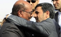 Presiden Iran Ahmadinejad dan Presiden Sudan Omar Basyir. Sumber Foto: https://sudantribune.com/