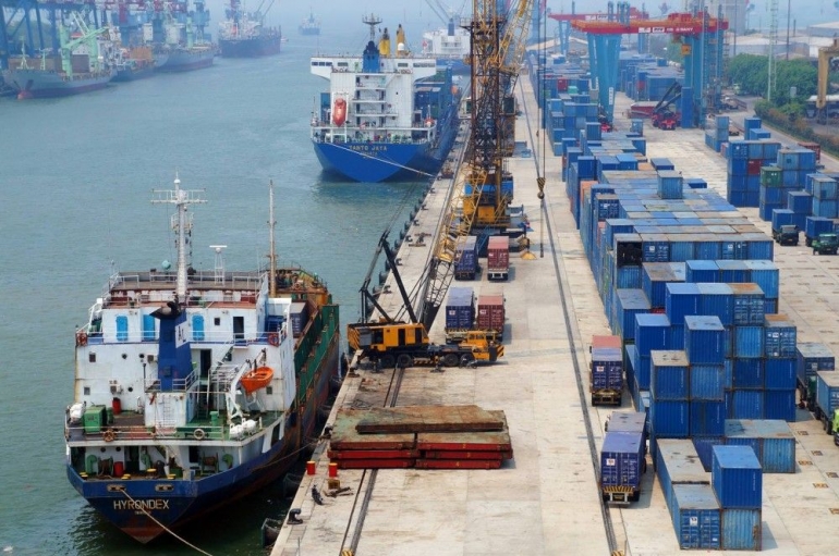 Kesibukan aktivitas di Pelabuhan Indonesia (doc: GNFI)