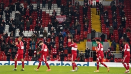 Skuad Liverpool disambut The Kopites di Anfield (Foto Skysports.com) 