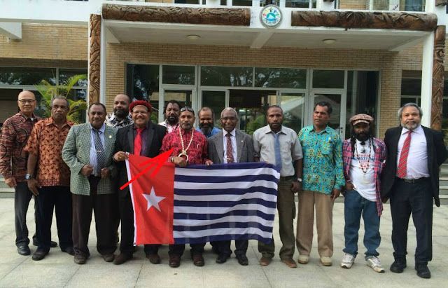 Benny Wenda Membentangkan Bendera Bintang Kejora di Vanuatu (Sumber: tabloidwani.com)
