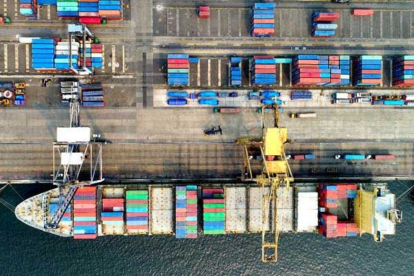 pelabuhan urat nadi transportasi logistik (dok.bisnis.com)