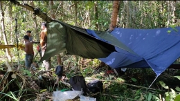 mereka menggunakan hammock untuk tempat tidur saat survei di hutan. (Foto dok : Hendri/Yayasan Palung).