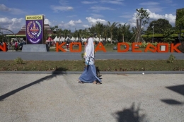 Pengunjung melintas di Alun-alun Kota Depok yang baru diresmikan Wali Kota Depok, Depok, Jawa Barat, Minggu (12/1/2020). Alun-alun tersebut memiliki berbagai macam fasilitas olahraga, gerai UMKM, hingga working space. (KOMPAS.com/M ZAENUDDIN)