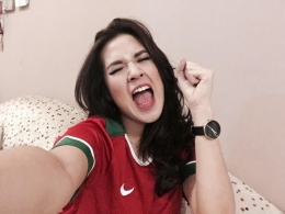Raisa mengenakan jersey timnas Garuda. | Twitter Raisa Andriana @raisa6690
