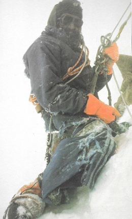 Doug Scott dengan kaki dan lutut yang terbebat kain saat turun dari The Ogre (gripped.com)