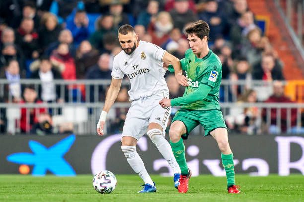 Bek tengah Real Sociedad, Aritz Elustondo (hijau), saat mengawal striker Real Madrid, Karim Benzema (putih). Sumber : Getty Images