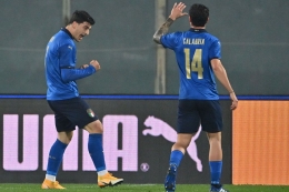 Davide Calabria (kanan) bersama rekannya Riccardo Orsolini (kiri), saat timnas Italia melawan timnas Estonia. Sumber : Medcom.id