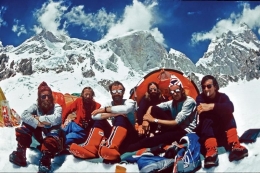 Doug Scott (paling belakang duduk di tenda) dalam ekspedisi Baintha Brakk tahun 1977 (www.akasakaoutdoor.co.id)