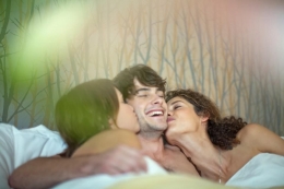 Amerika serikat memperbolehkan poligami dengan kesetaraan bagi kebahagiaan kolektif. Sumber foto thesun.co.uk