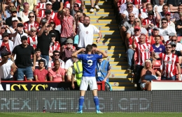 Jamie Vardy berselebrasi di depan pendukung Sheffield United di Bramall Lane usai membobol gawang mereka. | foto: Twitter @SquawkaNews