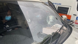 Mobil polisi yang terkena tembakan dalam insiden tewasnya pengawal M Rizieq Shihab di tol Cikampek, 07/12/2020 (detik.com).