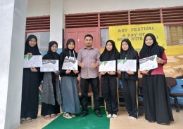 Perwakilan siswa MA PP. Nurul Falah yang menerima sertifikat berpose bersama Kepala Madrasah. (Dokpri)