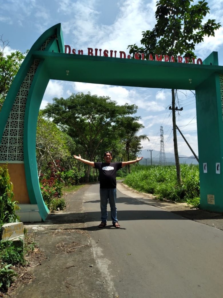 Di depan pintu masuk Dusun Busu Desa Slamparejo Kecamatan Jabung Kabupaten Malang. Dok.pribadi.