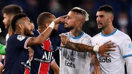 Neymar marah karena ucapan rasis Alvaro, tetapi dia juga rasis kepada Sakai di laga yang sama. Unik. Gambar: AFP/Franck Fife via Detik.com